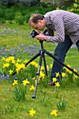 GARDEN PHOTOGRAPHER CLIVE NICHOLS PHOTOGRAPHING WITH A TRIPOD IN GINA PRICES GARDEN - PETTIFERS  IN SPRING