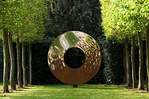 DESIGNER_DAVID_HARBER_GARDEN_DESIGNED_BY_ANGEL_COLLINS__RUSTY_METAL_CIRCLE_SCULPTURE_AT_THE_END_OF_A