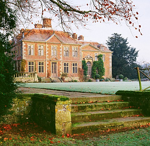 HEALE_HOUSE_SEEN_FROM_THE_TERRACE_BESIDE_THE_CROQUET_LAWN_HEALE_HOUSE_GARDEN__WILTSHIRE