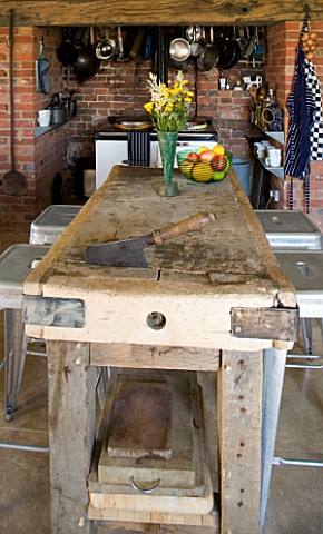 BOONSHILL_FARM__EAST_SUSSEX_INTERIOR_OF_KITCHEN_WITH_AGA_AND_BUTCHERS_BLOCK_ON_STAND_MADE_BY_MICK_SH