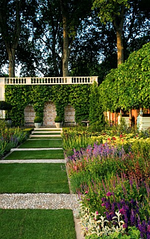 CHELSEA_2007ORNAMENTAL_GARDEN_BY_ROBERT_MYERS_FOR_FORTNUM_AND_MASON_PLEACHED_HEDGE_OF_LIME_TREES_IN_