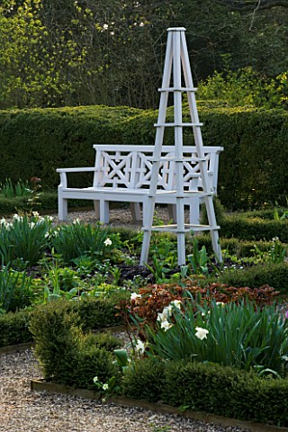 KELMARSH_HALL__NORTHAMPTONSHIRE_THE_SUNKEN_GARDEN_IN_SPRING_WITH_WHITE_TULIPS_AND_NARCISSI__A_WOODEN