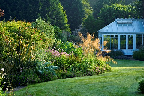 MARINERS_GARDEN__BERKSHIRE_DESIGNER_FENJA_ANDERSON_LAWN_WITH_CONSERVATORY_AND_HERBACEOUS_BORDER_WITH
