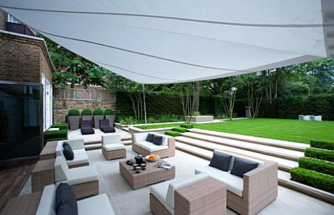 CONTEMPORARY_TOWNCITYURBAN_GARDEN_DESIGNED_BY_CHARLOTTE_SANDERSON_ENTERTAININGRELAXING_AREA_WITH_AWN