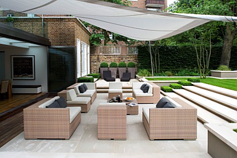 CONTEMPORARY_TOWNCITYURBAN_GARDEN_DESIGNED_BY_CHARLOTTE_SANDERSON_AWNING_OVER_ENTERTAININGRELAXING_A