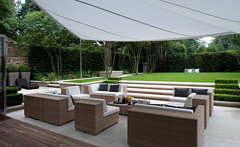 CONTEMPORARY_TOWNCITYURBAN_GARDEN_DESIGNED_BY_CHARLOTTE_SANDERSON_AWNING_OVER_ENTERTAININGRELAXINGDI