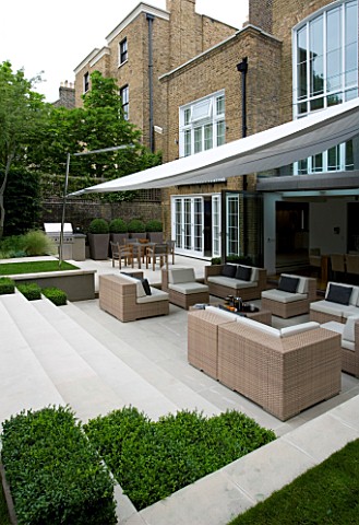 URBAN_CONTEMPORARY_MODERN_MINIMALIST_GARDEN_DESIGNED_BY_CHARLOTTE_SANDERSON_VIEW_TO_THE_HOUSE_WITH_P