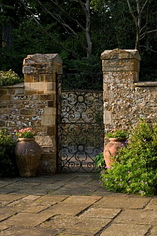 THE_OLD_RECTORY__HASELBECH__NORTHAMPTONSHIRE_ORNATE_METAL_GATE_FRONT_GATE__ENTRANCE