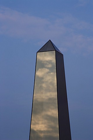 OBELISK_SUNDIAL_IN_WATER_BY_DAVID_HARBER_SUNDIALS_DETAIL_OF_THE_TOP_AGAINST_A_BLUE_SKY