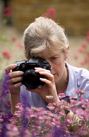 WOMAN_WITH_CAMERA_IN_A_GARDEN