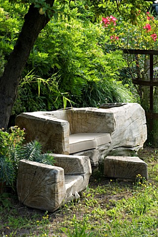 PROVENCE__FRANCE_GARDEN_OF_MARCO_NUCERA_BEAUTIFUL_WOODEN_SEAT_SCULPTURE_BY_MARCO_NUCERA