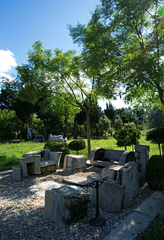 PROVENCE__FRANCE_GARDEN_OF_MARCO_NUCERA_GRAVEL_AREA_WITH_CHUNKY_WOODEN_FURNITURE