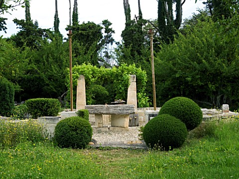PROVENCE__FRANCE_GARDEN_OF_MARCO_NUCERA_GRAVEL_AREA_WITH_CLIPPED_BALLS__STONE_TABLE_AND_PILLARS_PLAN