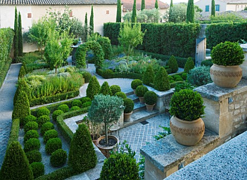 DESIGNER_MICHEL_SEMINI__PROVENCE__FRANCE_THE_FORMAL_GARDEN_WITH_BOX_EDGED_BEDS__BOX_BALLS_AND_CYPRES