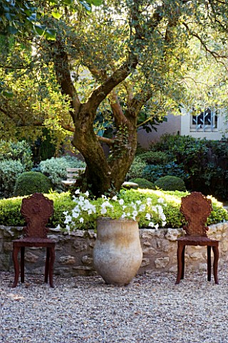 DESIGNER_MICHEL_SEMINI__PROVENCE__FRANCE_GRAVEL_COURTYARD_WITH_TERRACOTTA_CONTAINER_AND_ORNATE_METAL