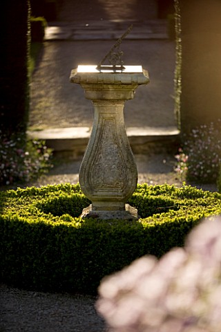 THE_OLD_RECTORY__HASELBECH__NORTHAMPTONSHIRE__BACKLIGHTING_ON_A_SUNDIAL_SURROUNDED_BY_BOX_HEDGING
