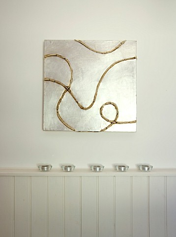 DESIGNER_CLARE_MATTHEWS_DEVON__CANDLES_AND_A_MODERN_ART_PAINTING_IN_THE_BATHROOM