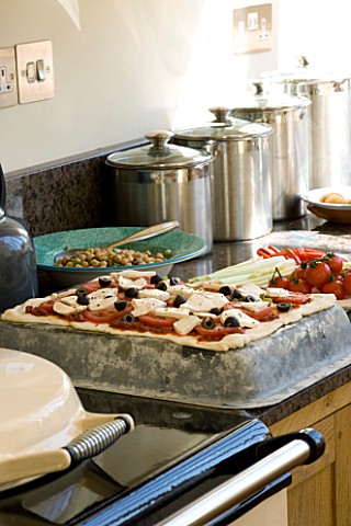 DESIGNER_CLARE_MATTHEWS__DEVON_THE_KITCHEN_WITH_HOME_MADE_PIZZA_READY_FOR_COOKING_ON_TOP_OF_THE_AGA