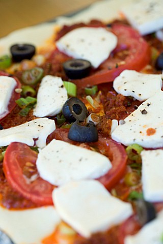 DESIGNER_CLARE_MATTHEWS__DEVON_HOME_MADE_PIZZA_BEFORE_COOKING_WITYH_TOMATOES__MOZARELLA_AND_OLIVES