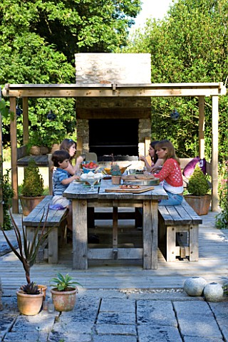 CLARE_MATTHEWS_GARDEN__DEVON_CLARE_AND_FAMILY_SIT_DOWN_TO_AN_AL_FRESCO_LUNCH_AT_THE_OUTDOOR_DINING_T