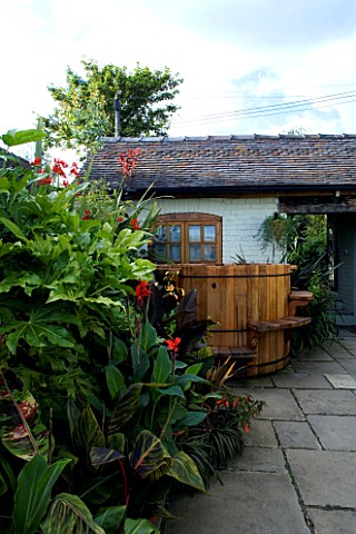 DARREN_CLEMENTS_GARDEN__STAFFORDSHIRE_COURTYARD_WITH_HOT_TUB_AND_CROCOSMIA_LUCIFER