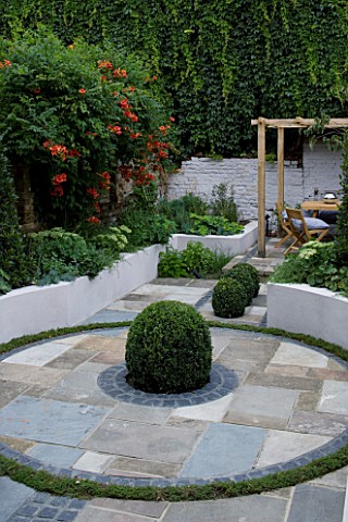 SMALL_LOW_MAINTENANCE_GARDEN_IN_LONDON_DESIGNED_BY_CHARLOTTE_ROWE_RAISED_CONCRETE_BEDS__BOX_BALLS_IN
