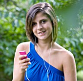 TEENAGE GIRL (16-17 YEARS) IN BLUE TOP SITTING LISTENING TO MP3 PLAYER. MUSIC  TEENAGE GIRLS  ONE TEENAGE GIRL ONLY  CASUAL CLOTHING  STUDENT  COLLEGE  MUSIC  SMILING  SMILE