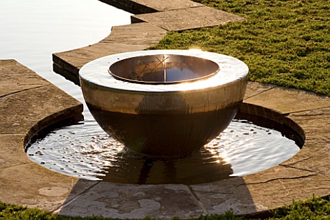 DAVID_HARBER_SUNDIALS_CHALICE_SUNDIAL_WATER_FEATURE_MADE_OF_MIRROR_POLISHED_STAINLESS_STEEL_SITS_IN_