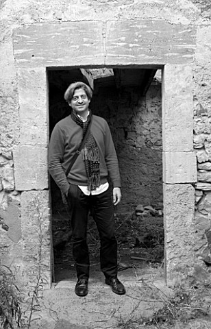 BLACK_AND_WHITE_IMAGE_OF_SUITEDO_OWNER_RAFAEL_DANES_LEANING_ON_A_DOOR_IN_MALLORCA__SPAIN