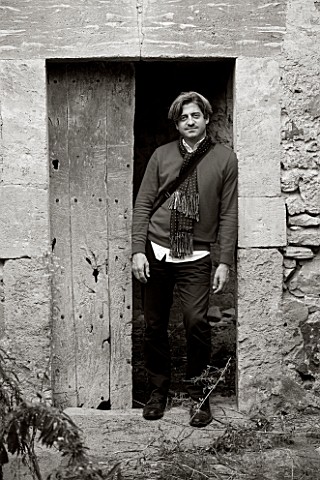BLACK_AND_WHITE_IMAGE_OF_SUITEDO_OWNER_RAFAEL_DANES_LEANING_ON_A_DOOR_IN_MALLORCA__SPAIN
