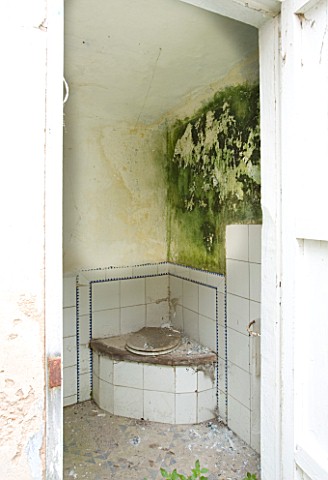 SUITEDO_OLD_TOILET_IN_A_BUILDING_IN_SANTANYI__MALLORCA