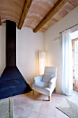 SON BERNADINET HOTEL  NEAR CAMPOS  MALLORCA : LIVING ROOM WITH WHITE CHAIR AND BLACK FIRE