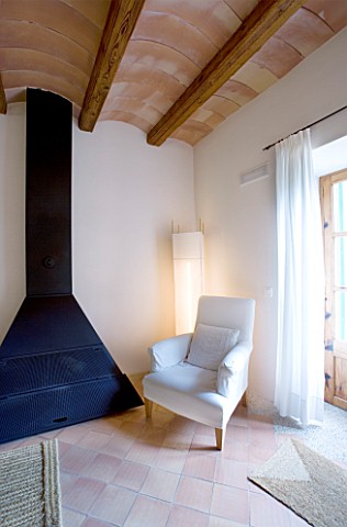SON_BERNADINET_HOTEL__NEAR_CAMPOS__MALLORCA__LIVING_ROOM_WITH_WHITE_CHAIR_AND_BLACK_FIRE