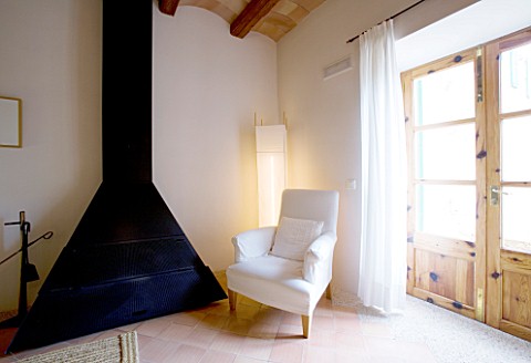 SON_BERNADINET_HOTEL__NEAR_CAMPOS__MALLORCA__THE_LIVING_ROOM_WITH_WHITE_CHAIR_AND_BLACK_FIRE
