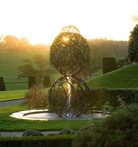 CASTLE_HILL__DEVON_WATER_FEATURE_BY_GILES_RAYNER_IN_EVENING_LIGHT_WITH_THE_TERRACES_IN_THE_BACKGROUN