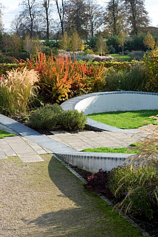 MARKS_HALL__ESSEX__AUTUMN_COLOURS_FROM_BERBERIS_AND_GRASSES_IN_THE_MEANDERING_WALL_GARDEN_WITHIN_THE