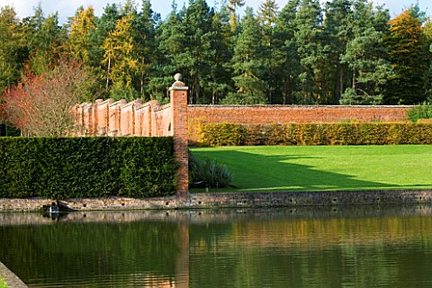 MARKS_HALL__ESSEX__VIEW_ACROSS_THE_LAKE_TO_THE_WALLED_GARDEN_IN_AUTUMN