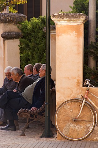 SUITEDO_OLD_MEN_SITTING_ON_A_BENCH_IN_THE_EVENING_SES_SALINAS__MALLORCA__SPAIN