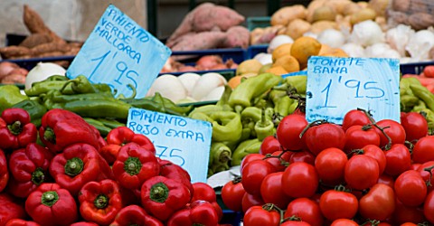 SUITEDO_PEPPERS_IN_THE_VEGETABLE_MARKET_AT_SANTANYI_MALLORCA__SPAIN