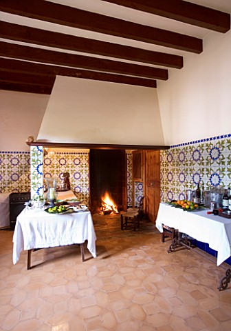 SUITEDO_RAFAEL_DANES_HOUSE__CAMPOS__MALLORCA__SPAIN_THE_KITCHEN_WITH_TRADITIONAL_MALLORCAN_FIREPLACE