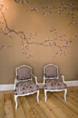 DE GOURNAY  LONDON: HAND PAINTED WALLPAPER WITH FRENCH STYLE CHAIRS