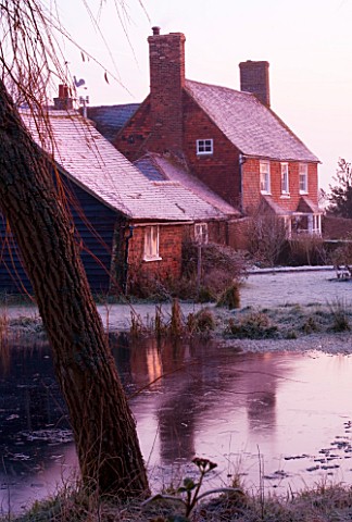BOONSHILL_FARM_AT_CHRISTMAS_VIEW_OF_THE_FRONT_OF_THE_HOUSE_IN_FROST_DESIGNER_LISETTE_PLEASANCE