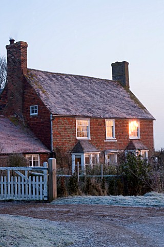BOONSHILL_FARM_AT_CHRISTMAS_VIEW_OF_THE_FRONT_OF_THE_HOUSE_IN_FROST_DESIGNER_LISETTE_PLEASANCE