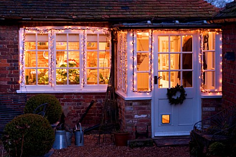 BOONSHILL_FARM_AT_CHRISTMAS_VIEW_OF_THE_KITCHEN_FROM_OUTSIDE_WITH_FAIRY_LIGHTS_ON_IN_FROST_DESIGNER_