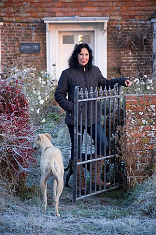 BOONSHILL_FARM_AT_CHRISTMAS_OWNER_LISETTE_PLEASANCE_OUTSIDE_THE_FRONT_OF_HER_HOUSE_IN_FROST_AT_DAWN