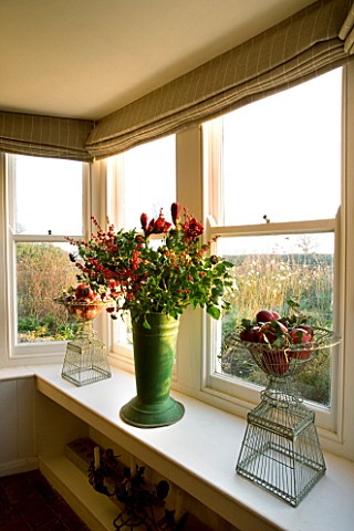 BOONSHILL_FARM__CHRISTMAS_WINDOW_DECORATIONSGREEN_VASE_WITH_HOLLY__IVY_AND_AMARYLLIS_METAL_WIRE_CONT