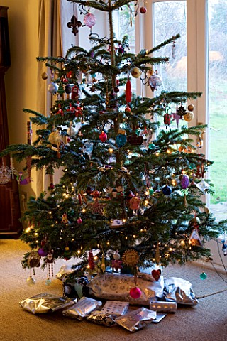 BOONSHILL_FARM_AT_CHRISTMAS_CHRISTMAS_TREE_IN_THE_LIVING_ROOM_WITH_PRESENTS_BENEATH_DESIGNER_LISETTE