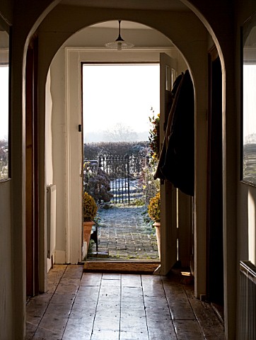 BOONSHILL_FARM_AT_CHRISTMAS_VIEW_THROUGH_THE_HOUSE_TO_THE_FRONT_DOOR_AND_FRONT_GARDEN_DESIGNER_LISET