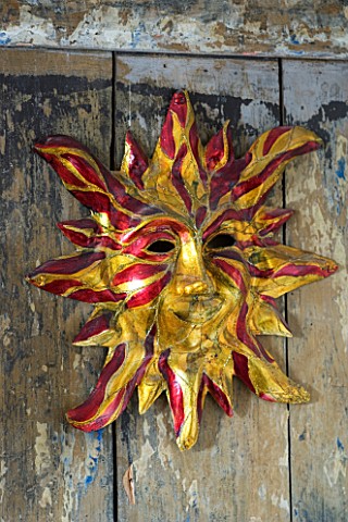 BOONSHILL_FARM_AT_CHRISTMAS_DECORATIVE_CARNIVAL_MASK_FROM_VENICE_DESIGNER_LISETTE_PLEASANCE