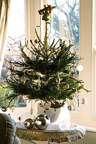 BOONSHILL_FARM_AT_CHRISTMAS_LIVING_ROOM_WITH_CHRISTMAS_TREE_BESIDE_THE_FRONT_WINDOW_DESIGNER_LISETTE